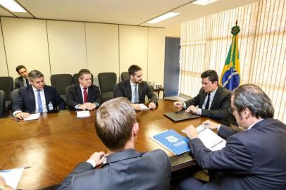 BRASÍLIA - O governo federal irá liberar R$  2 milhões para o início das obras da penitenciária federal de Charqueadas, a 60 quilômetros de Porto Alegre. O anúncio foi feito pelo ministro da Justiça, Sergio Moro, em encontro com o governador Eduardo Leite e a cúpula da segurança gaúcha. 