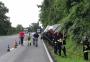 Caminhão-tanque sai da pista e carga inflamável vaza na margem da BR-386