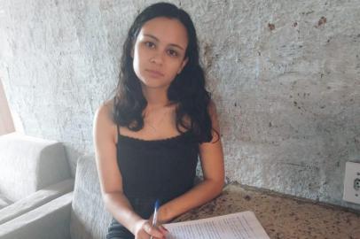 Tainara Santos Oliveira, 18 anos, era aluna do cursinho popular Nova Esperança, da Restinga, que ficou sem sede em 2019. Por conta disso, teve que contar apenas com os estudos de casa para preparação do Enem e Vestibular.