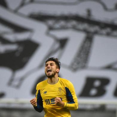  FC Portos Brazilian defender Alex Telles celebrates after scoring a goal  during the Portuguese league football match  Boavista FC against FC Porto at the Bessa stadium in Porto on November 10, on 2019. (Photo by MIGUEL RIOPA / AFP)Editoria: SPOLocal: PortoIndexador: MIGUEL RIOPASecao: soccerFonte: AFPFotógrafo: STR