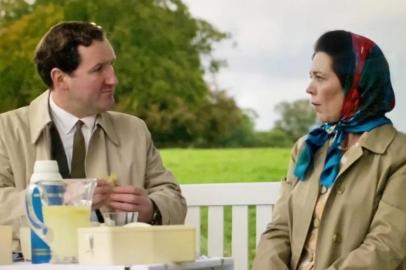 Lord Porchester (John Hollingworth) e Rainha Elizabeth II (Olivia Colman) na terceira temporada de The Crown