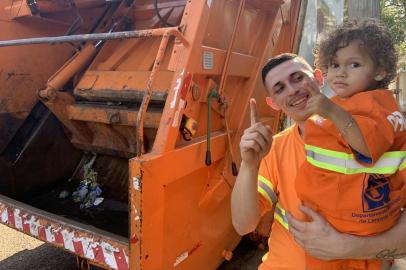  PORTO ALEGRE, RS, BRASIL, 12/11/2019- Fã do caminhão do lixo, menino de dois anos e meio ganha uniforme de gari em Porto Alegre. (Foto: Tiago Boff / Agencia RBS)