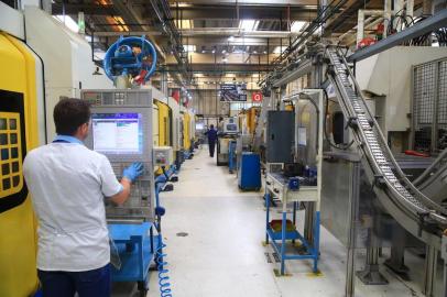 GRAVATAÍ,  RS, BRASIL, 15/10/2019- Desempenho da indústria gaúcha. Interior da Dana, empresa do setor automotivo. (FOTOGRAFO: TADEU VILANI / AGENCIA RBS)