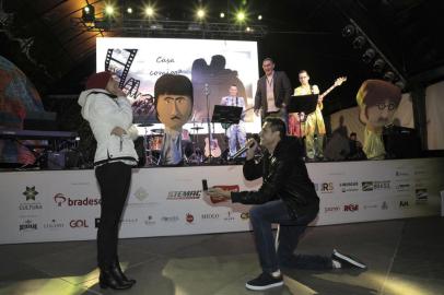 Apresentacao no Palco da Rua Coberta, Beatles Cantan Natal, Pedido de Casamento. 