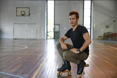  PORTO ALEGRE, RS, BRASIL, 15/02/2017 : O patinador Marcel Stürmer está abrindo escola de patinação no clube Caixeiros Viajantes. (FOTO: CAMILA DOMINGUES/ESPECIAL)