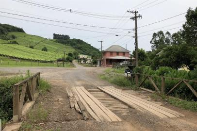 Ponte do Vale dos Vinhedos, em Bento Gonçalves, com estrutura precária