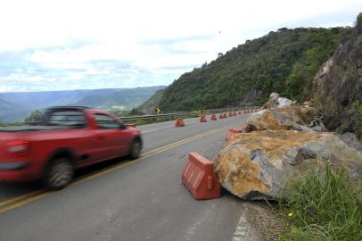 CAXIAS DO SUL. RS, BRASIL, 12/11/2019Condições da Rota do Sol - ERS-486: Percorremos a Rota do Sol, do viaduto Torto, em Caxias, até Terra de Areia, para verificar as condições da rodovia. Em geral, poucos problemas, ponto mais crítico é no Km 4 da ERS-486, onde houve deslizamento de rochas, em 22 de maio deste ano. As rochas permanecem lá.ERS-486, Km 4, onde teve queda de rochas, em Itati(Lucas Amorelli/Agência RBS)