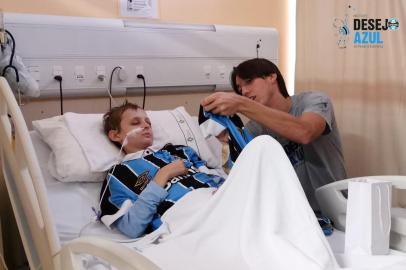 Zagueiro do Grêmio Pedro Geromel visita torcedor que passa por tratamento no Hospital de Clínicas