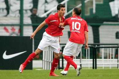 Nilmar superou seis corintianos, no Pacaembu, marcou um golaço e deu ao Inter vitória na estreia do Campeonato Brasileiro. Corinthians 0 x 1 Interp. 01 (Capa do jornal) Fonte: AE Fotógrafo: Paulo Pinto