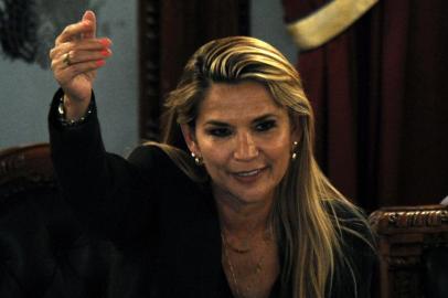  Bolivian senator Jeanine Anez, gestures after proclaiming herself the country's new interim president during a session of Congress, despite it failed to reach a quorum, on November 12, 2019 in La Paz. - Lawmakers had been summoned to formalize Sunday's resignation of Evo Morales and confirm 52-year-old Anez as interim president. Anez, second vice-president of the Senate, is constitutionally next-in-line for the presidency after the vice-president and leaders of both houses of Congress resigned along with Morales. (Photo by JORGE BERNAL / AFP)Editoria: WARLocal: La PazIndexador: JORGE BERNALSecao: crisisFonte: AFPFotógrafo: STR