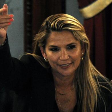  Bolivian senator Jeanine Anez, gestures after proclaiming herself the country's new interim president during a session of Congress, despite it failed to reach a quorum, on November 12, 2019 in La Paz. - Lawmakers had been summoned to formalize Sunday's resignation of Evo Morales and confirm 52-year-old Anez as interim president. Anez, second vice-president of the Senate, is constitutionally next-in-line for the presidency after the vice-president and leaders of both houses of Congress resigned along with Morales. (Photo by JORGE BERNAL / AFP)Editoria: WARLocal: La PazIndexador: JORGE BERNALSecao: crisisFonte: AFPFotógrafo: STR