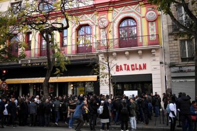  People stand in front of the Bataclan concert venue during ceremonies across Paris marking the second anniversary of the terror attacks of November 2015 in which 130 people were killed, in the French capital on November 13, 2017.France on November 13, 2017 marks two years since its worst ever terror attacks, when jihadists killed 130 people in Paris and injured hundreds of others. / AFP PHOTO / STEPHANE DE SAKUTINEditoria: WARLocal: ParisIndexador: STEPHANE DE SAKUTINSecao: act of terrorFonte: AFPFotógrafo: STF