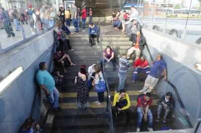 Linhas de trem paradas em Porto Alegre. Na foto, fila de pessoas aguarda a abertura da estação Mercado