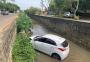 Carro cai em arroio após colisão na zona norte de Porto Alegre