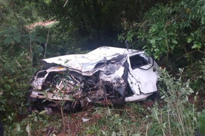 GUAPORÉ, RS, BRASIL - 13/11/2019 - Mulher morre em colisão frontal na RS-129, em Guaporé. Motorista foi arremessada para fora do veículo. 