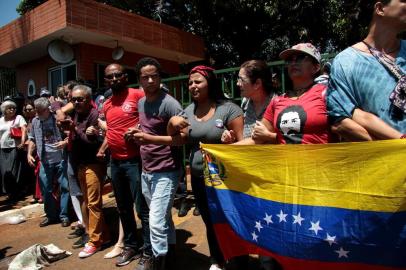 Brasilia - Embaixada VenezuelaBRASILIA, DF, 13.11.2019 - Brasilia, Embaixada Venezuela - Brasilia, Distrito Federal, Brasil ? 13/11/2019 - Embaixada da Venezuela é invadida durante essa madrugada. Invasores entrando pelo portão atrás da embaixada. - (Foto: Claudio Reis/FramePhoto/Folhapress)Local: BRASILIA ;DF ;BRASIL