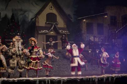  GRAMADO,  RS, BRASIL, 08/11/2019- Teatro musical A Lenda do Bosque de Natal, é um dos novos espetáculos do Natal Luz de 2019. Ocorre toda quarta e sexta-feira, na Expogramado.(FOTOGRAFO: JEFFERSON BOTEGA / AGENCIA RBS)Indexador: Jeff Botega