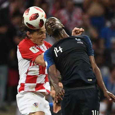  Croatias midfielder Luka Modric (L) vies for the header with Frances midfielder Blaise Matuidi during their Russia 2018 World Cup final football match between France and Croatia at the Luzhniki Stadium in Moscow on July 15, 2018. / AFP PHOTO / Jewel SAMAD / RESTRICTED TO EDITORIAL USE - NO MOBILE PUSH ALERTS/DOWNLOADSEditoria: SPOLocal: MoscowIndexador: JEWEL SAMADSecao: soccerFonte: AFPFotógrafo: STF