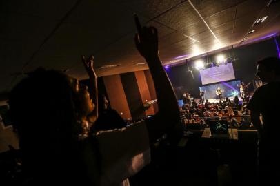  PORTO ALEGRE, RS, BRASIL - 2019.10.26 - Há certo fenômeno entre os evangélicos que são as igrejas modernas, com foco muito forte em jovens. Elas têm bandas de rock, grupos de dança, uma fala ¿americanizada¿ (Friends, In Jesus We Trust, top, etc), grupos de skate, já não têm restrições para falar sobre tabus, liberam tatuagens e roupas que fogem ao saião, o cabelo pode ser estiloso, ¿as pregações são breves e dinâmicas, bastante focadas em aplicações práticas da realidade jovem¿. Brasa Church. (Foto: ANDRÉ ÀVILA/Agência RBS)