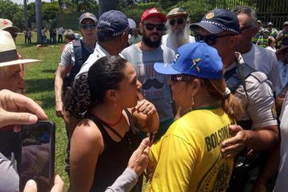 Pro-Guaido and Maduro supporters argue in front of the Venezuelan embassy in Brasilia, Brazil, on November 13, 2019, while loyalists to Venezuelan opposition leader Juan Guaido and President Nicolas Maduro faced off inside the country's embassy. - Embassy officials opened the doors to Guaido's appointed ambassador Teresa Belandria after recognizing the opposition leader as president, the envoy said in a statement. (Photo by JORDI MIRO / AFP)