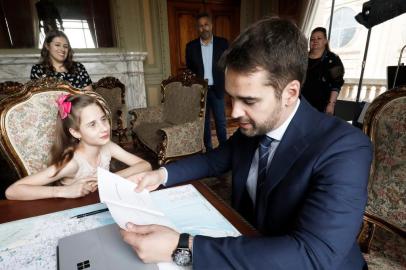 Uma menina de 9 anos, Isabelle Bonini Gabbi, escreveu um livro depois de uma ação de letramento e incentivo à leitura na cidade dela, Palmeira das Missões. Ela é aluna de escola pública e entregou esse livro para o governador Eduardo Leite.