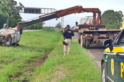 Uma briga de trânsito deixou três pessoas feridas na BR-290, em Eldorado do Sul, na manhã desta quarta-feira (13). Conforme a Polícia Rodoviária Federal, dois carros com placas de Guaíba caíram no canteiro central após colisão na pista interior-capital. 