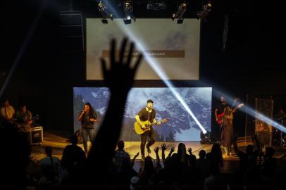  PORTO ALEGRE, RS, BRASIL - 2019.10.26 - Há certo fenômeno entre os evangélicos que são as igrejas modernas, com foco muito forte em jovens. Elas têm bandas de rock, grupos de dança, uma fala ¿americanizada¿ (Friends, In Jesus We Trust, top, etc), grupos de skate, já não têm restrições para falar sobre tabus, liberam tatuagens e roupas que fogem ao saião, o cabelo pode ser estiloso, ¿as pregações são breves e dinâmicas, bastante focadas em aplicações práticas da realidade jovem¿. Brasa Church. (Foto: ANDRÉ ÀVILA/Agência RBS)