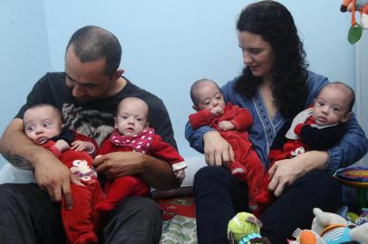  CAXIAS DO SUL, RS, BRASIL (04/11/2019)Familia de Quadrigêmeos. Théo, Kael, Noah e Ícaro. Pai: Maximiliano Borges, motorista e técnico de informáticaMãe: Flávia Boschetti Rabelo, professoraVó: Evanilde Borges. (Antonio Valiente/Agência RBS)