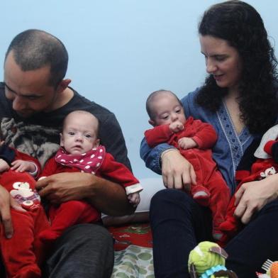  CAXIAS DO SUL, RS, BRASIL (04/11/2019)Familia de Quadrigêmeos. Théo, Kael, Noah e Ícaro. Pai: Maximiliano Borges, motorista e técnico de informáticaMãe: Flávia Boschetti Rabelo, professoraVó: Evanilde Borges. (Antonio Valiente/Agência RBS)