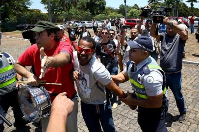 Confronto entre apoiadores de NicolÃ¡s Maduro e Juan GuaidÃ³ na embaixada da Venezuela, no DF BRASÍLIA, DF, 13.11.2019 ¿ PROTESTO-VENEZUELA: Militantes favoráveis ao ditador venezuelano, Nicolás Maduro, agridem apoiadores do presidente autoproclamado do país, Juan Guaidó. Um grupo pró Guaidó entrou na embaixada na Venezuela em Brasília (DF), onde foram rechaçados por defensores do ditador Maduro. Militantes do partido de esquerda chegaram ao local para defender a embaixada e o governo da Venezuela do que eles classificam como tentativa de golpe, nesta quarta-feira (13). (Foto: Pedro Ladeira/Folhapress)Local: BRASÃ?LIA ;DF ;BRASIL