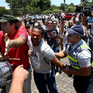 Confronto entre apoiadores de NicolÃ¡s Maduro e Juan GuaidÃ³ na embaixada da Venezuela, no DF BRASÍLIA, DF, 13.11.2019 ¿ PROTESTO-VENEZUELA: Militantes favoráveis ao ditador venezuelano, Nicolás Maduro, agridem apoiadores do presidente autoproclamado do país, Juan Guaidó. Um grupo pró Guaidó entrou na embaixada na Venezuela em Brasília (DF), onde foram rechaçados por defensores do ditador Maduro. Militantes do partido de esquerda chegaram ao local para defender a embaixada e o governo da Venezuela do que eles classificam como tentativa de golpe, nesta quarta-feira (13). (Foto: Pedro Ladeira/Folhapress)Local: BRASÃ?LIA ;DF ;BRASIL