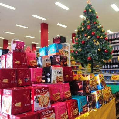  CAXIAS DO SUL, RS, BRASIL, 13/11/2019. A projeção de vendas de Natal e Ano-Novo nos supermercados caxienses é otimista. O Sindicato do Comércio Varejista de Gêneros Alimentícios de Caxias do Sul (Sindigêneros) espera um aumento entre 8,5% e 9% em comparação com o mesmo período do ano passado. (Porthus Junior/Agência RBS)