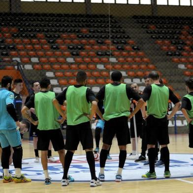  CAXIAS DO SUL, RS, BRASIL, 07/11/2019Treinamento da ACBF. A equipe de Carlos Barbosa enfrenta o Pato Futsal pelas quartas de final da Liga Nacional de Futsal.(Lucas Amorelli/Agência RBS)