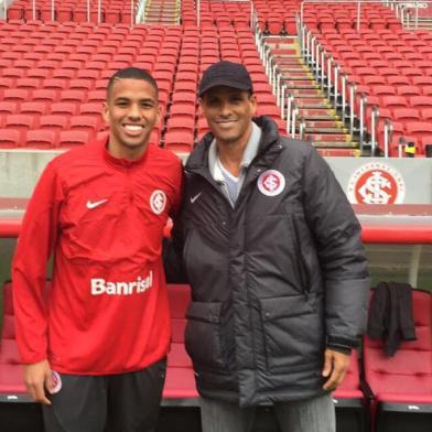 Rivaldo aproveitou a passagem por Porto Alegre para conhecer o estádio do time que o filho defende em 11 de agosto de 2016