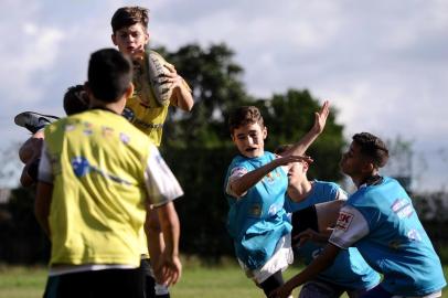 CAXIAS DO SUL, RS, BRASIL (08/11/2019). REDE SOCIAL - Rúgbi.  Matéria da série especial dos projetos sociais conta a história dos jovens que encontraram nos núcleos do Serra Gaúcha Rugby, de Caxias do Sul, uma forma de conhecer a modalidade e os seus valores. (Antonio Valiente/Agência RBS)