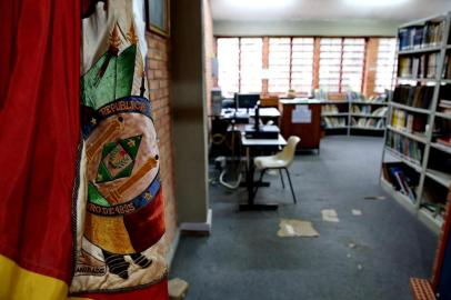  PORTO ALEGRE- RS BRASIL- 29/10/2019-  Biblioteca Pública Romano Reif, no Iapi, apresenta problemas de estruturas, como umidade, infiltração, paredes sem azulejos e piso levantado. FOTO FERNANDO GOMES/ DIÁRIO GAÚCHO.