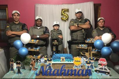 Naahman Kaleb completou cinco anos e a festa no dia 9 de novembro teve uma participação especial: quatro policiais militares de Cachoeirinha. O garoto é fã da polícia e tinha o sonho de conhecê-los. Na foto, Soldado Rick, Sargento Dias, Soldado Higor e Soldado Camila.  