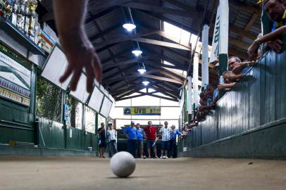  PORTO ALEGRE, RS, BRASIL, 13-11-2019: Final do 28º Campeonato Municipal de Bocha (categoria senior, piso natural) na cancha na União dos Veteranos da Bocha (UVA), na zona norte. A competição ocorre desde 1992 e os jogos são realizados desde abril. (Foto: Mateus Bruxel / Agência RBS)Indexador: Mateus Bruxel