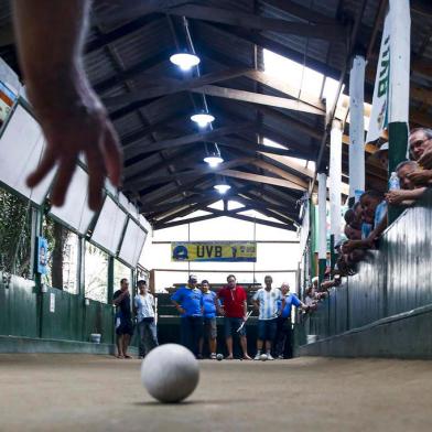  PORTO ALEGRE, RS, BRASIL, 13-11-2019: Final do 28º Campeonato Municipal de Bocha (categoria senior, piso natural) na cancha na União dos Veteranos da Bocha (UVA), na zona norte. A competição ocorre desde 1992 e os jogos são realizados desde abril. (Foto: Mateus Bruxel / Agência RBS)Indexador: Mateus Bruxel