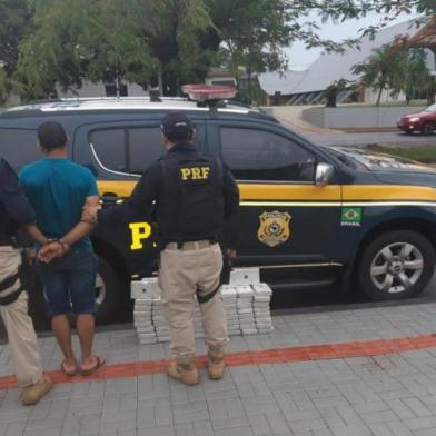 A Polícia Rodoviária Federal (PRF) apreendeu 74,5 quilos de cocaína na tarde desta quarta-feira (13) em Capanema, na região sudoeste do Paraná.A droga estava escondida em uma carreta, na região da quinta roda, dispositivo mecânico através do qual o semirreboque é acoplado ao caminhão.