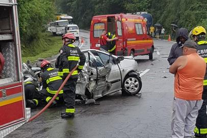 Acidente na Serra entre carro e caminhão na BR-470 em Bento Gonçalves.