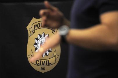  CAXIAS DO SUL, RS, BRASIL, 12/09/2019 - Equipe de delegados e investigadores da Polícia Civil conversam com adolescentes. NA FOTO: equipe com jovens aprendizes da empresa Randon. (Marcelo Casagrande/Agência RBS)