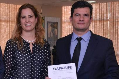 Ministro da Justiça Sergio Moro (direita) recebeu meses atrás visita da sua ex-colega e sucessora nos processos da Lava-Jato, a juíza Gabriela Hardt