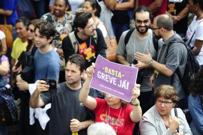  PORTO ALEGRE, RS, BRASIL - 14.11.2019 - Assembleia geral do CPERS. Mobilização  em resposta ao pacote de medidas anunciado pelo governo do Estado. (Foto: Ronaldo Bernardi/Agencia RBS)