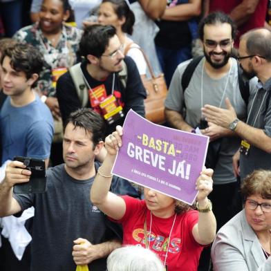  PORTO ALEGRE, RS, BRASIL - 14.11.2019 - Assembleia geral do CPERS. Mobilização  em resposta ao pacote de medidas anunciado pelo governo do Estado. (Foto: Ronaldo Bernardi/Agencia RBS)