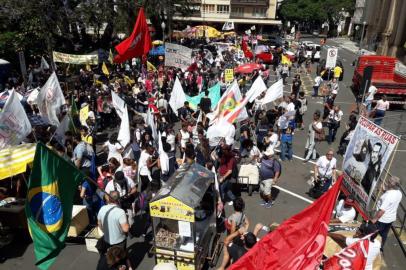  ** EM BAIXA RESOLUÇÃO ** PORTO ALEGRE, RS, BRASIL - 14.11.2019 - Protesto de servidores no Centro Histórico. (Foto: Fernando Gomes/Agencia RBS)