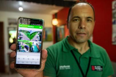  PORTO ALEGRE, RS, BRASIL, 08/11/2019: Ulisses Padilha. Moradores instalam câmeras para monitorar movimento de pessoas na Rua Ernani Behs (Foto: Omar Freitas / Agência RBS)Indexador: NGS