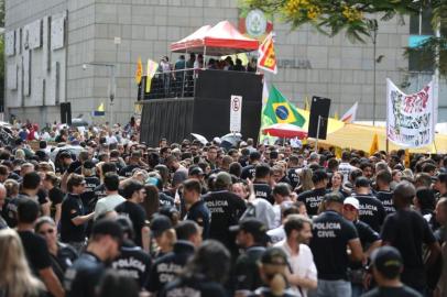  ** EM BAIXA RESOLUÇÃO ** PORTO ALEGRE, RS, BRASIL - 14.11.2019 - Protesto de servidores no Centro Histórico. (Foto: Fernando Gomes/Agencia RBS)