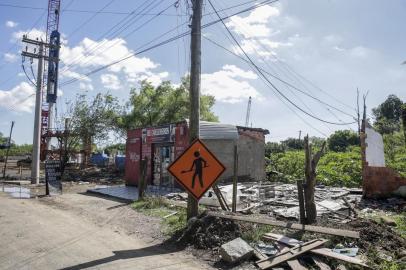  PORTO ALEGRE, RS, BRASIL - 2019.11.08 - Em meio a alagamentos, últimos moradores ainda esperam retirada para obras da nova ponte do Guaíba. (Foto: ANDRÉ ÁVILA/ Agência RBS)Indexador: Andre Avila