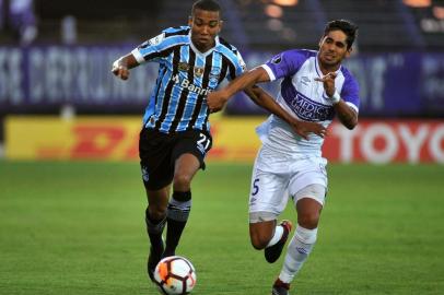  Brazilian Gremio Madson (L) vies for the ball with Uruguayan Defensor Ayrton Cougo during a 2018 Copa Libertadores football match at the Luis Franzini Stadium in Montevideo, Uruguay on February 27, 2018.  / AFP PHOTO / Dante FERNANDEZEditoria: SPOLocal: MontevideoIndexador: DANTE FERNANDEZSecao: soccerFonte: AFPFotógrafo: STR